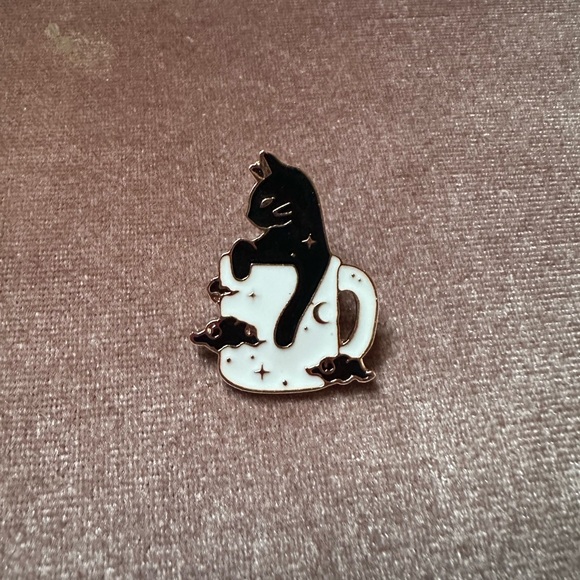 Kitty Cat in Galaxy Mug Enamel Pin - Picture 1 of 2